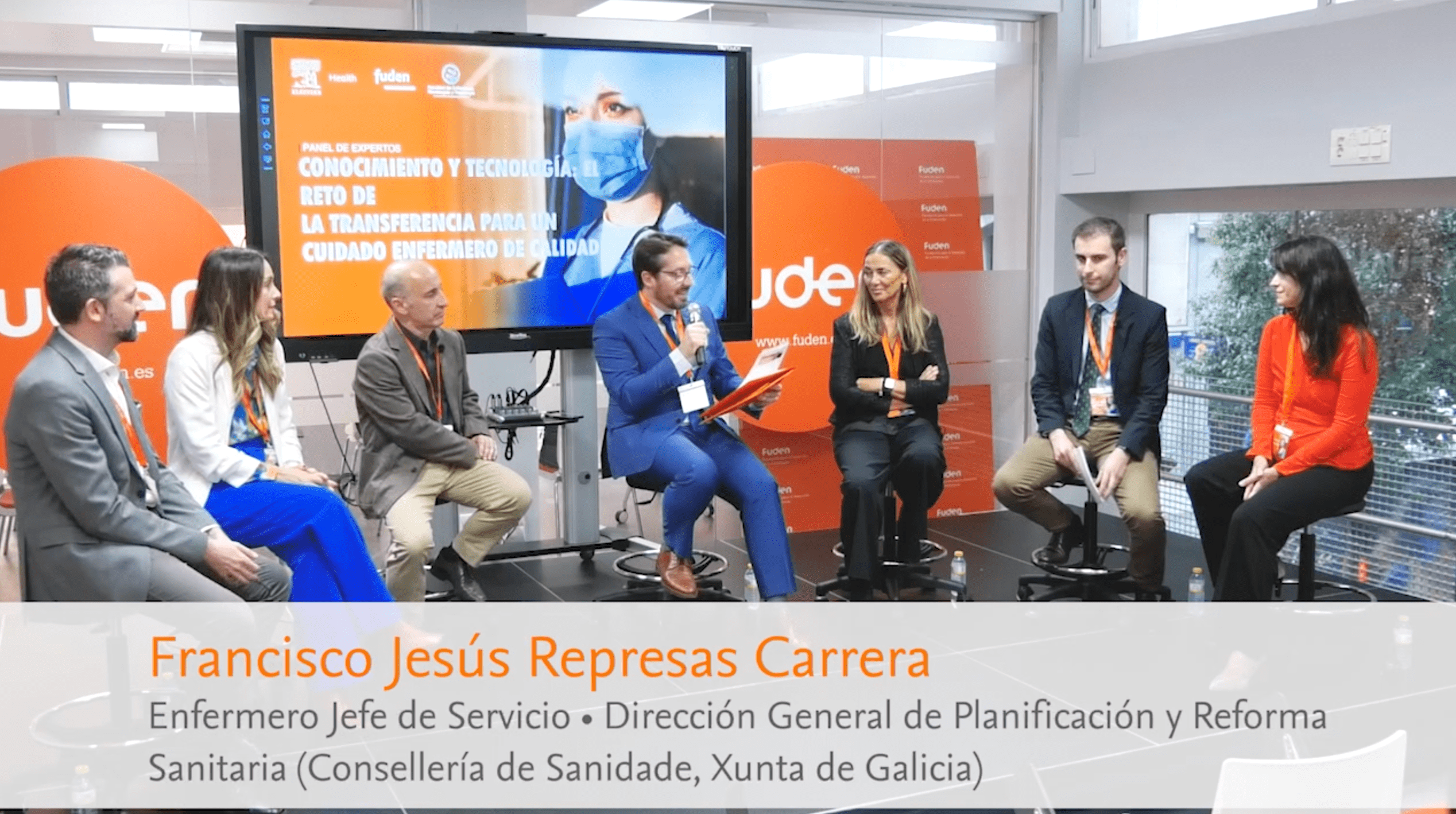 Grabación de mesa redonda de congreso con rótulos